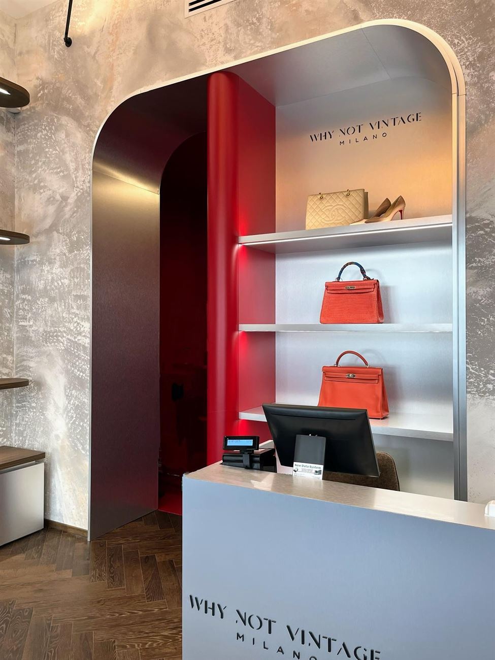 Boutique con nicchia ad arco e mensole illuminate