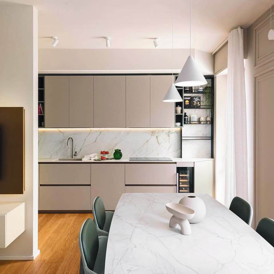 Cucina con piano e tavolo effetto marmo
