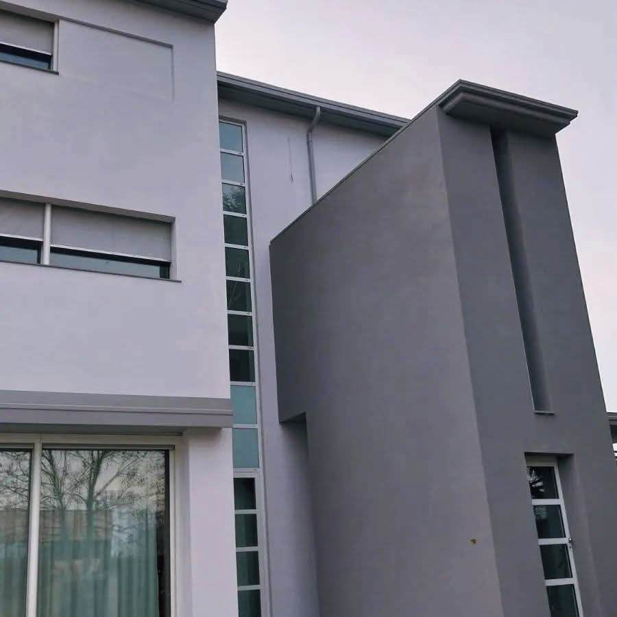 Facciata moderna intonacata in grigio