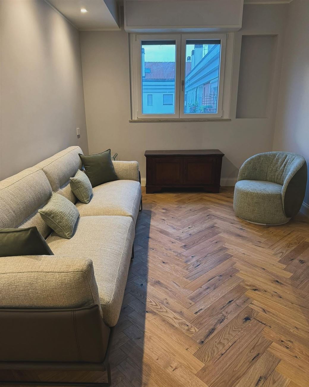Soggiorno ristrutturato con parquet a spina di pesce