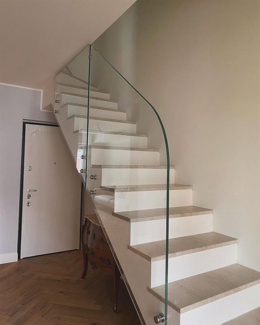 Scala con parapetto in vetro e gradini in pietra